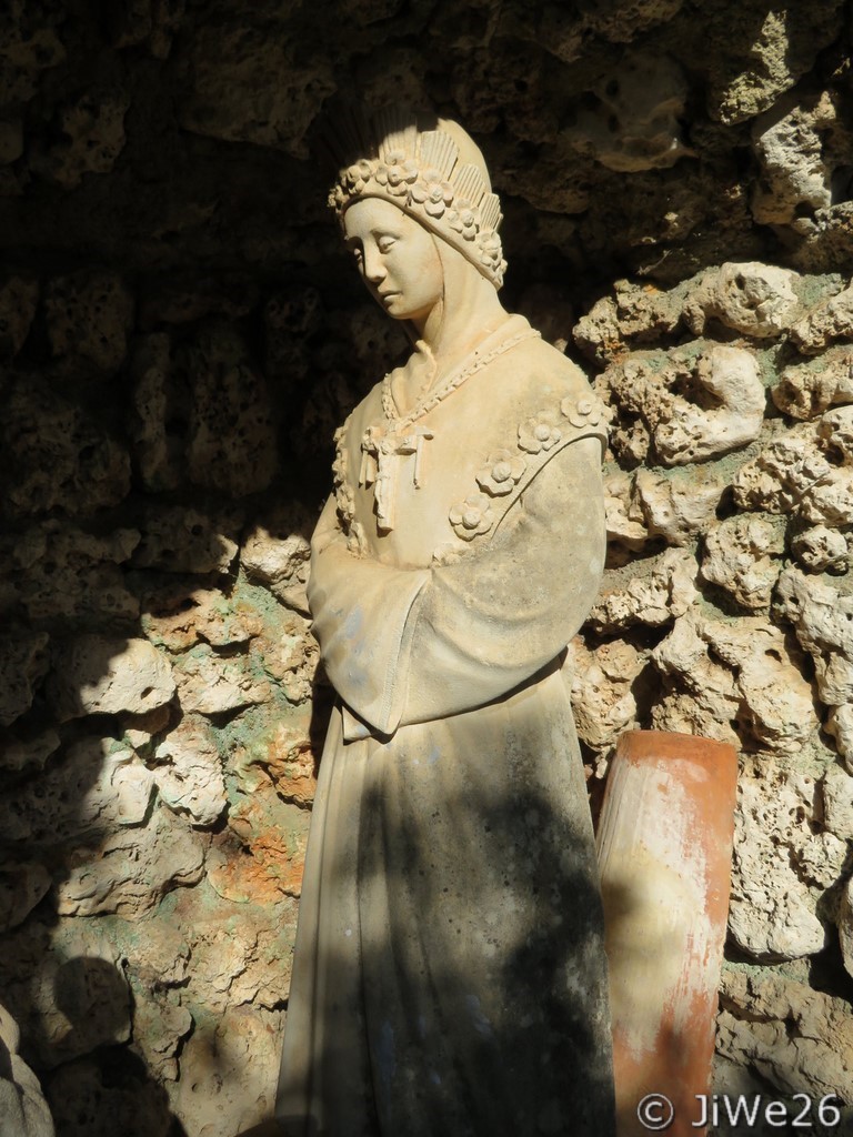 Gros plan sur la statue de Notre-Dame de la Salette