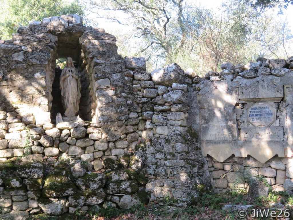 Un des nombreux oratoires dispersés sur le plateau