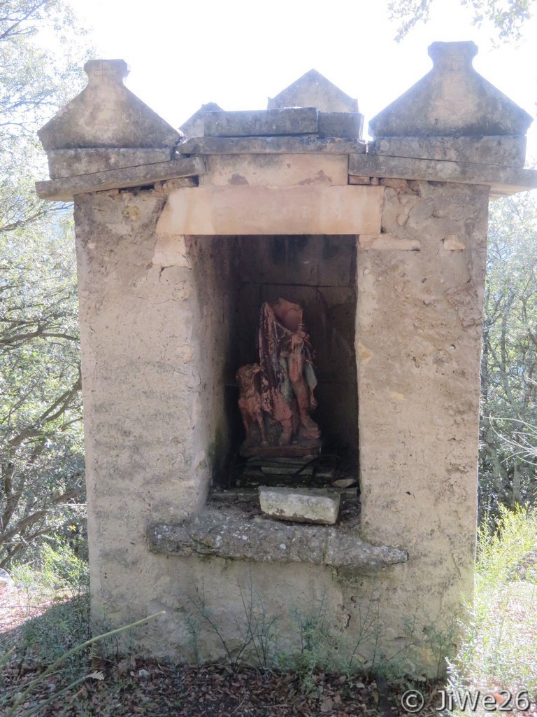Sanctuaire avec une statue cassée, reste le chien, peut-être St-Roch