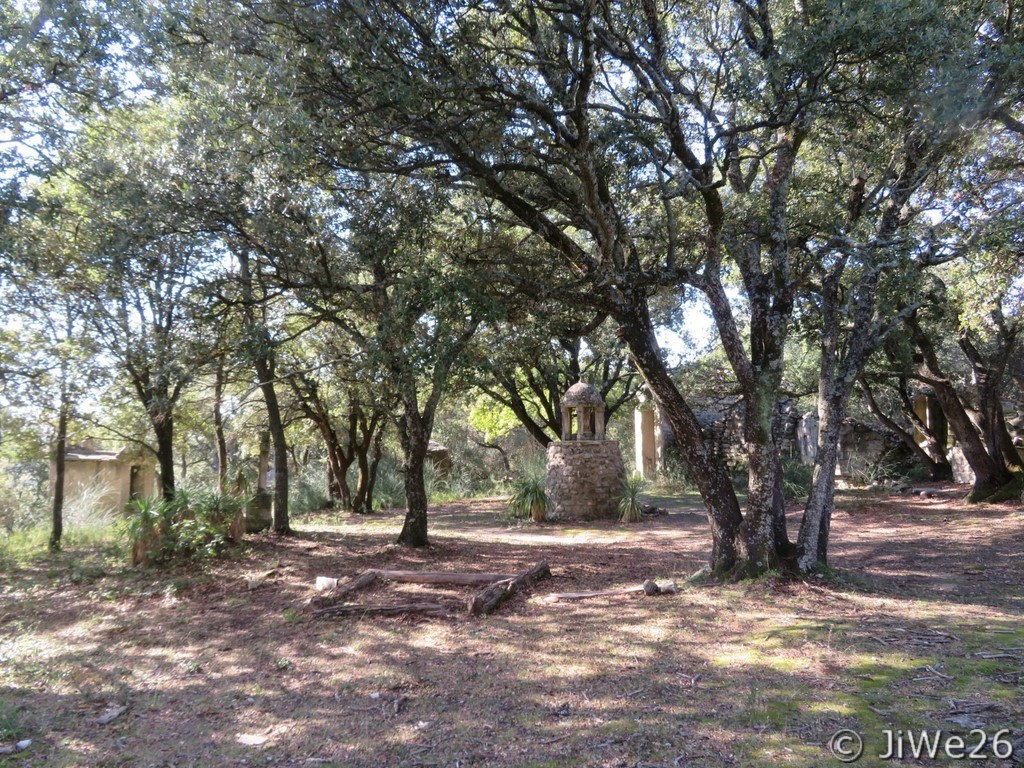 Vue d'ensemble du site, ancienne commanderie hospitalière, où une douzaine d'oratoires ont été érigés
