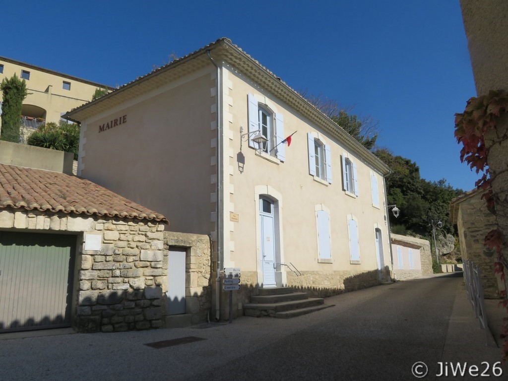 En redescendant au village voici l'arrière de la Mairie