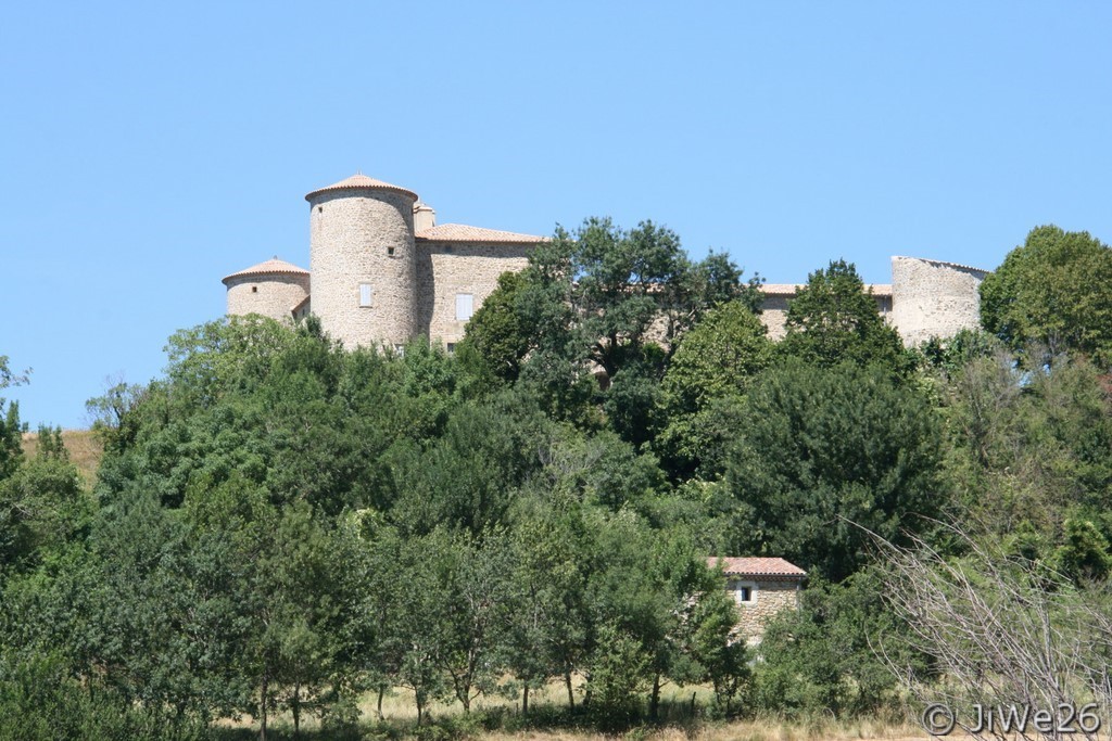 Construit au XVe s. sur une base médiévale, le château avec ses 4 tours d'angle