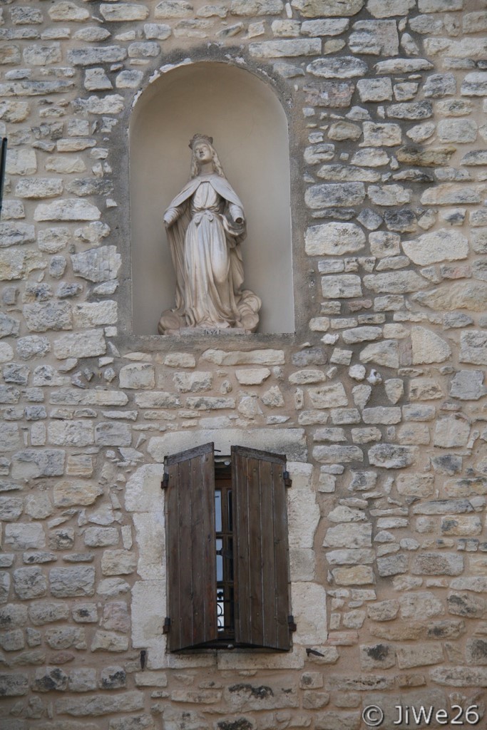 Détail de la façade au-dessus de la porte d'entrée