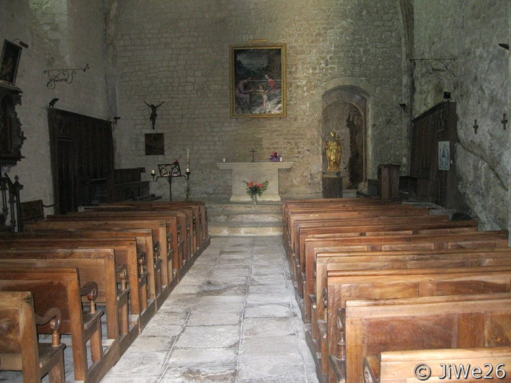 L'église est fermée au public !!, photo prise entre les barreaux de la barrière