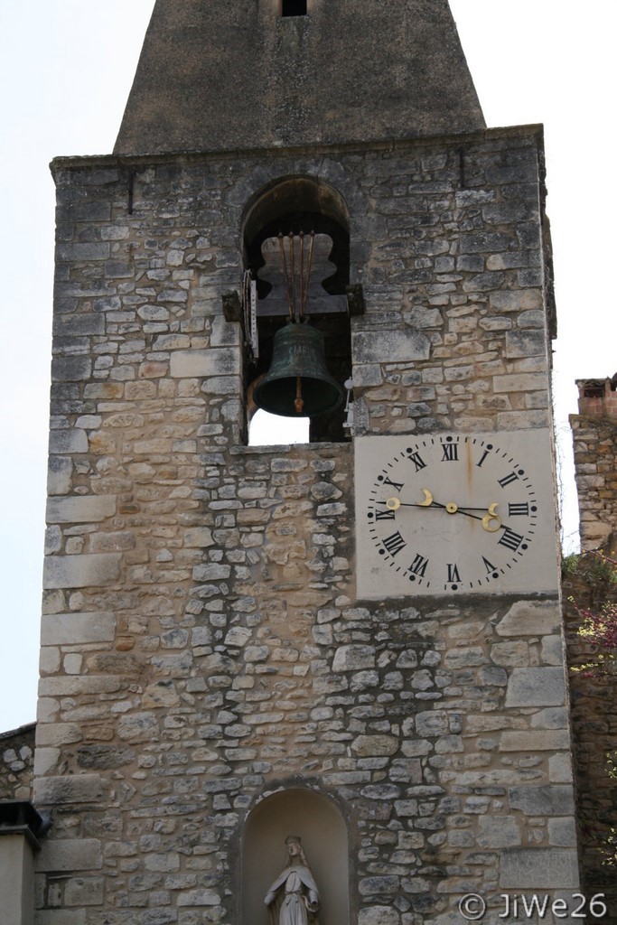 En montant plus haut, l'horloge et la cloche