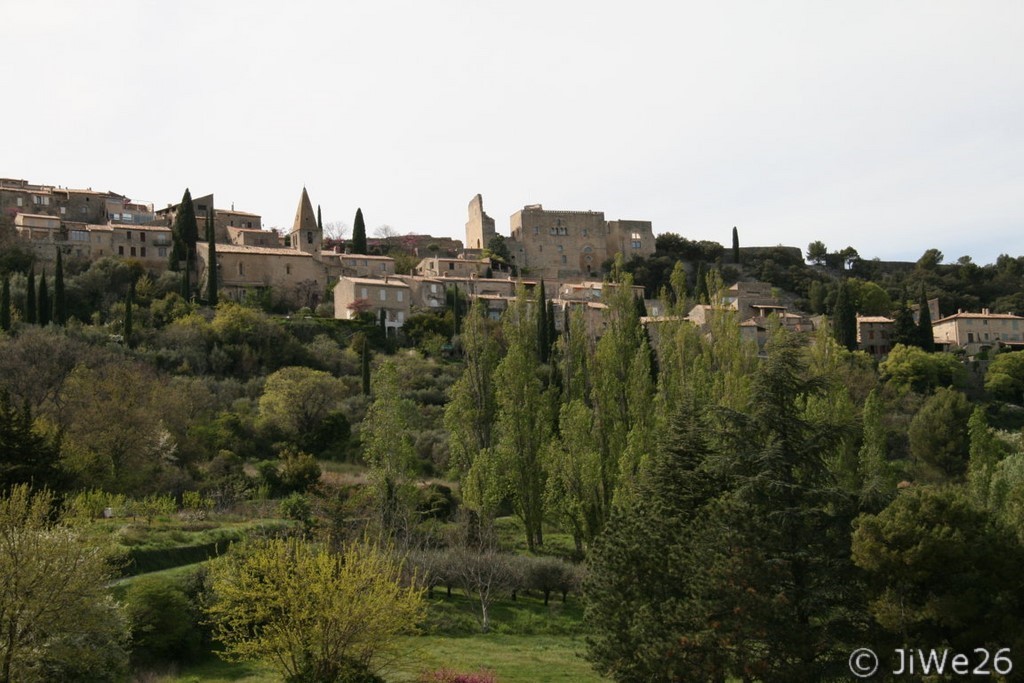 Le village médiéval de Crestet, dominé par les ruines de son ancien château