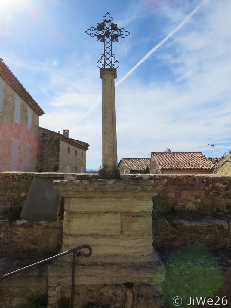 Croix à proximité de l'église