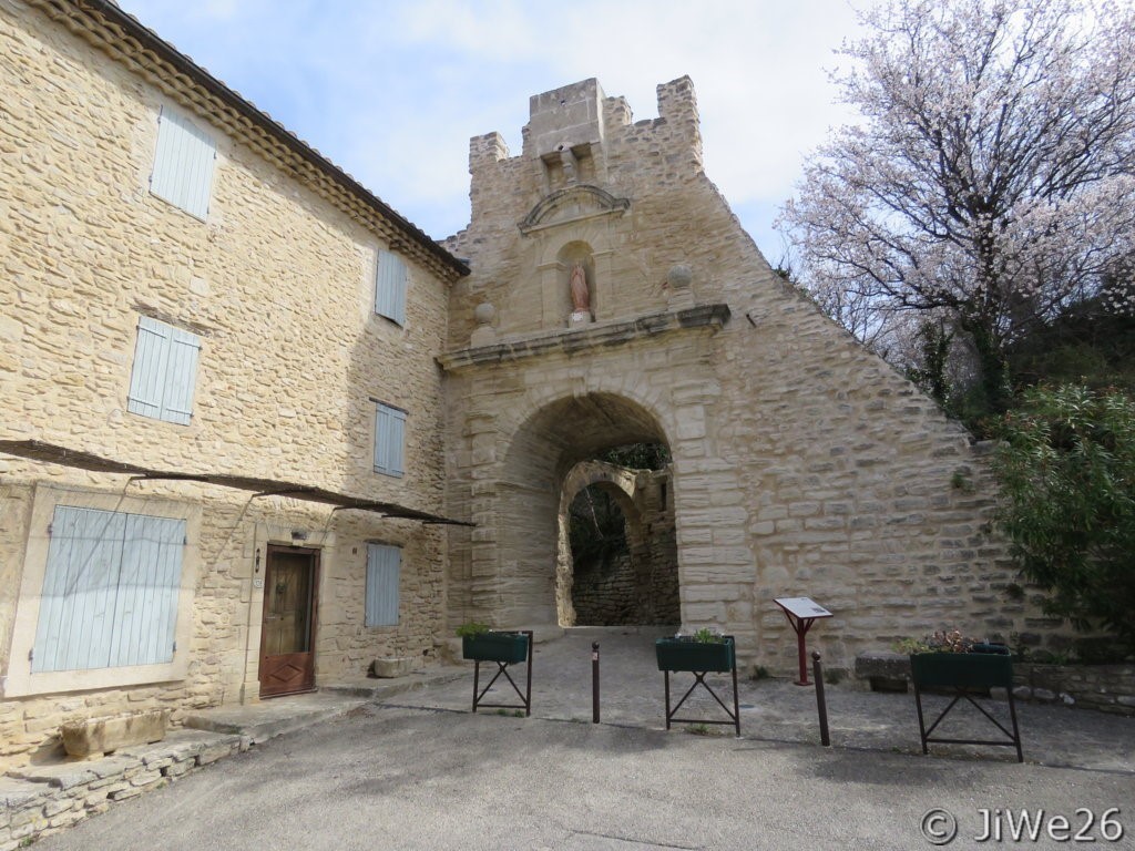 Porte Gérin du XVIème siècle, passage dans les remparts