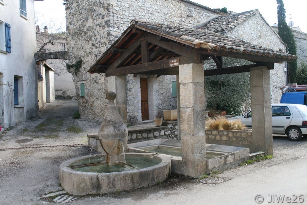 La Fontaine à Bulbes et son lavoir
