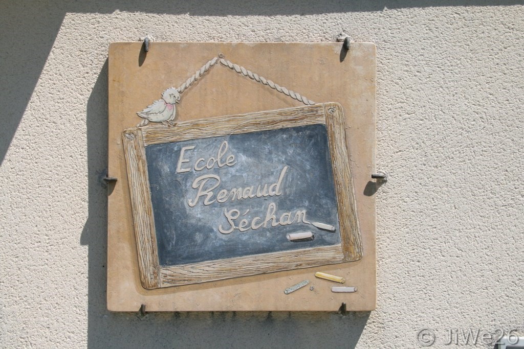 Ecole construite grâce au don conséquent du chanteur Renaud