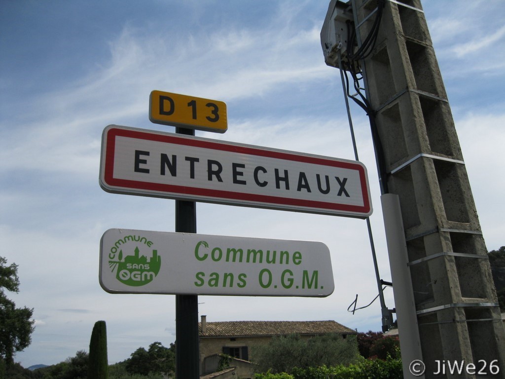 Bienvenue dans le paisible petit village de Entrechaux, dominé par les ruines de son château féodal.