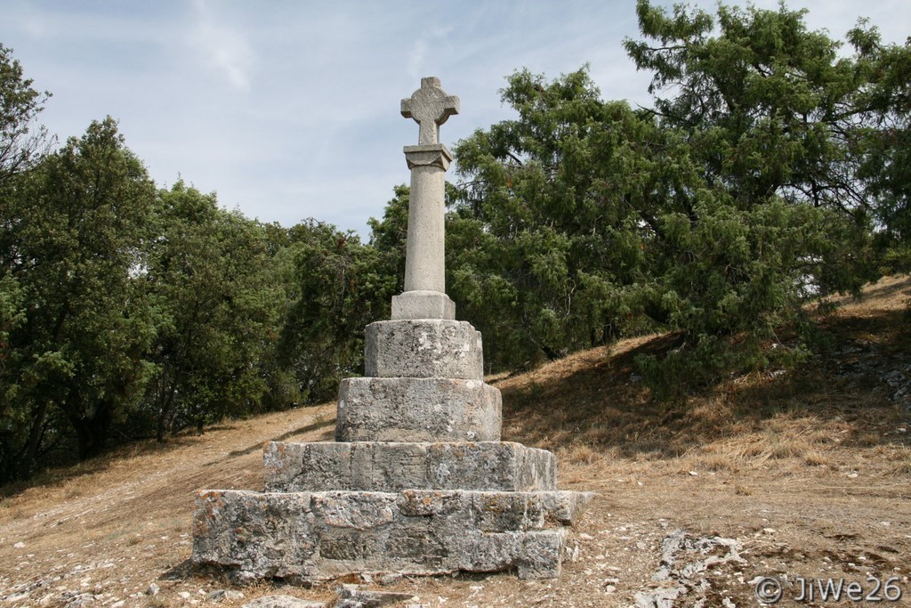 Croix se trouvant à gauche de l'entrée du château