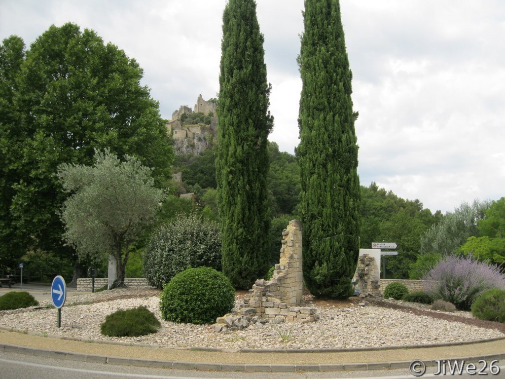 rond point au carrefour de la route de Faucon et de l'avenue Princes d'Orange