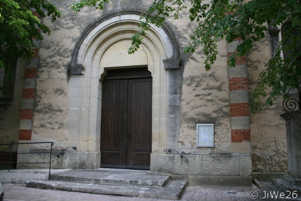 Entrée de l'église Saint-Laurent la neuve de style roman