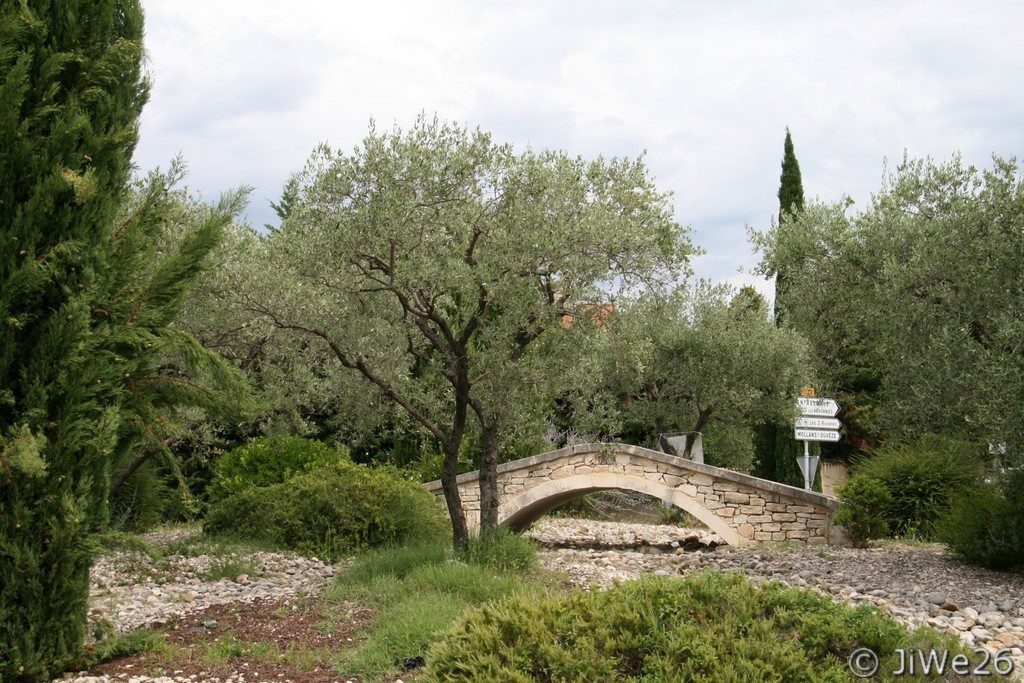 Un rond point avec ce petit pont bien réaliste 
