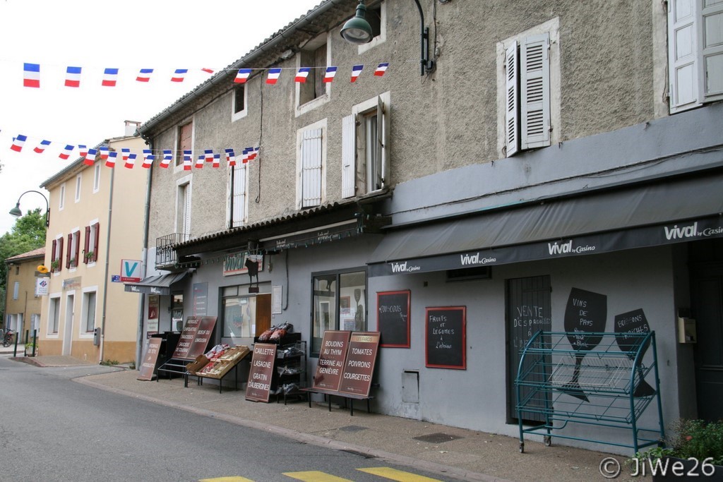 Devanture d'un magasin bien achalandée