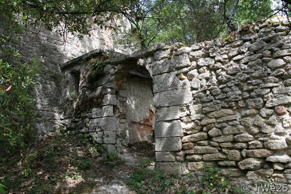 À l'arrière de la chapelle
