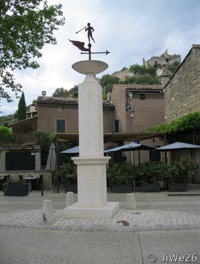 Curiosité moderne au milieu du village