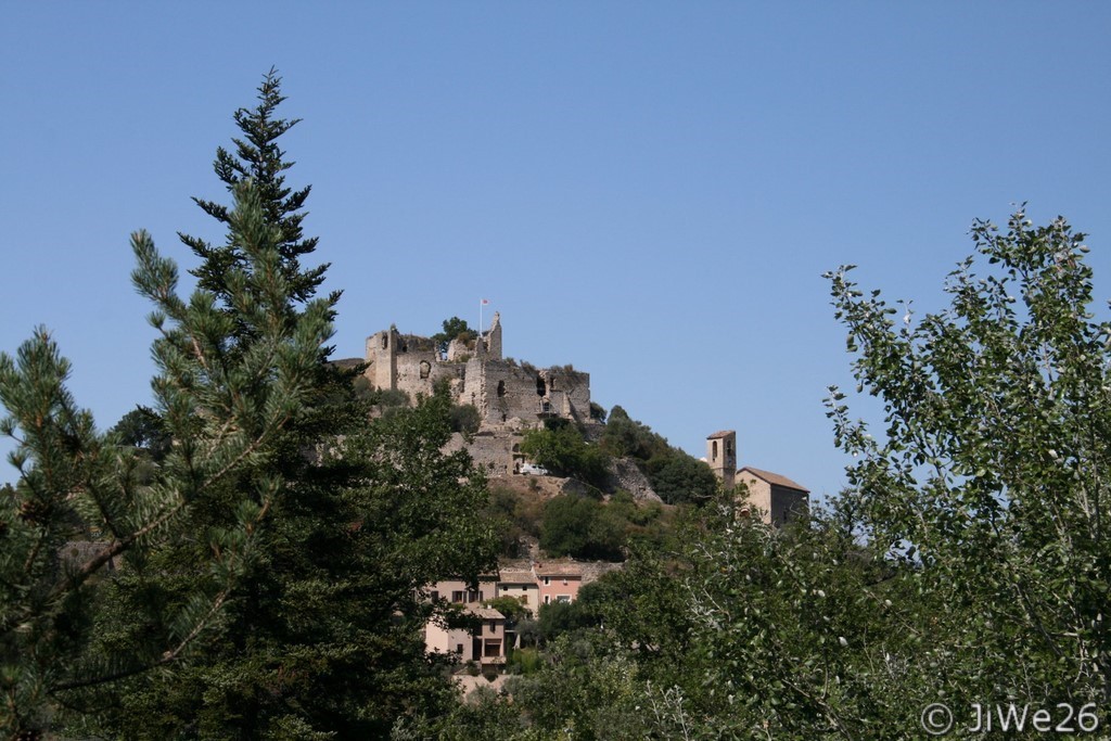 Au loin le château perché sur un piton rocheux à 280 m d'altitude