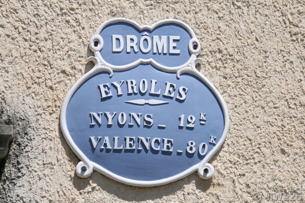 Plaque de cocher sur le mur de l'église