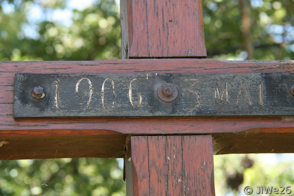 La date du 3 mai 1906 en détail sur la croix