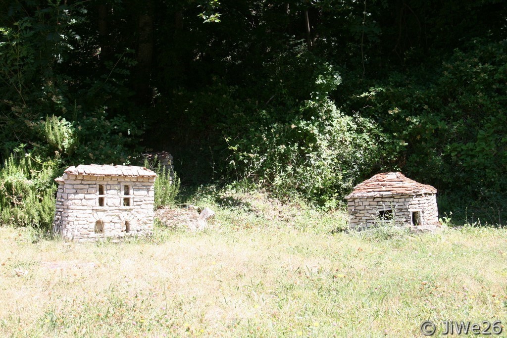 Village miniature jouxtant le court de tennis