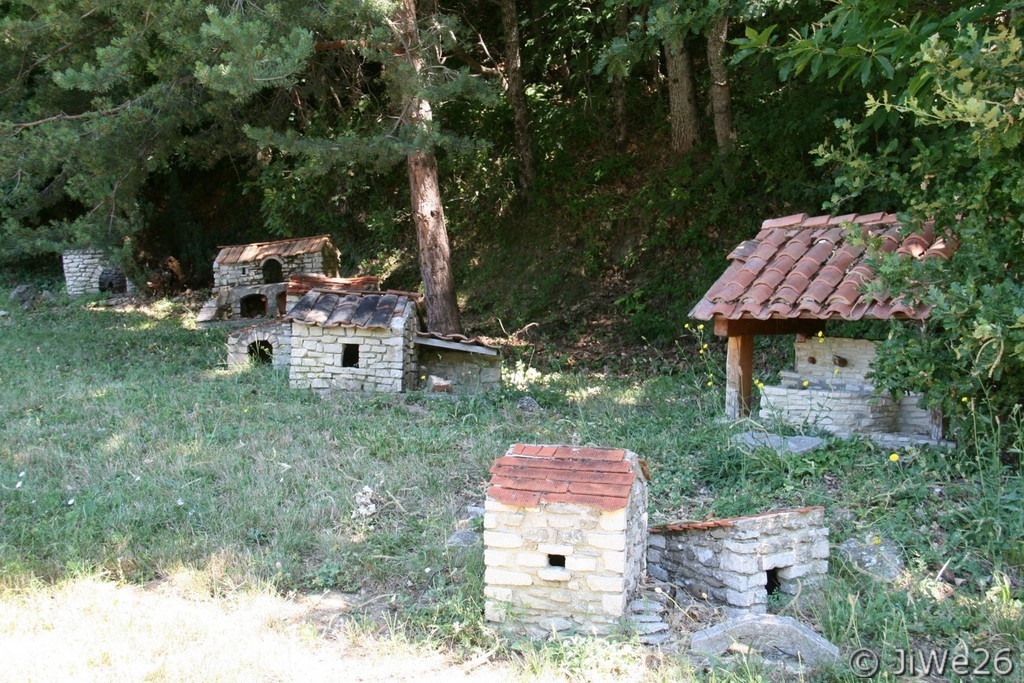 Village miniature jouxtant le court de tennis