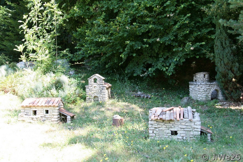 Village miniature jouxtant le court de tennis