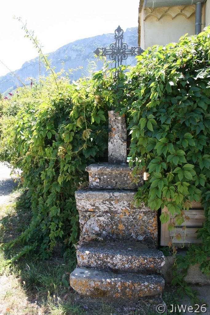 Croix au coin d'une rue