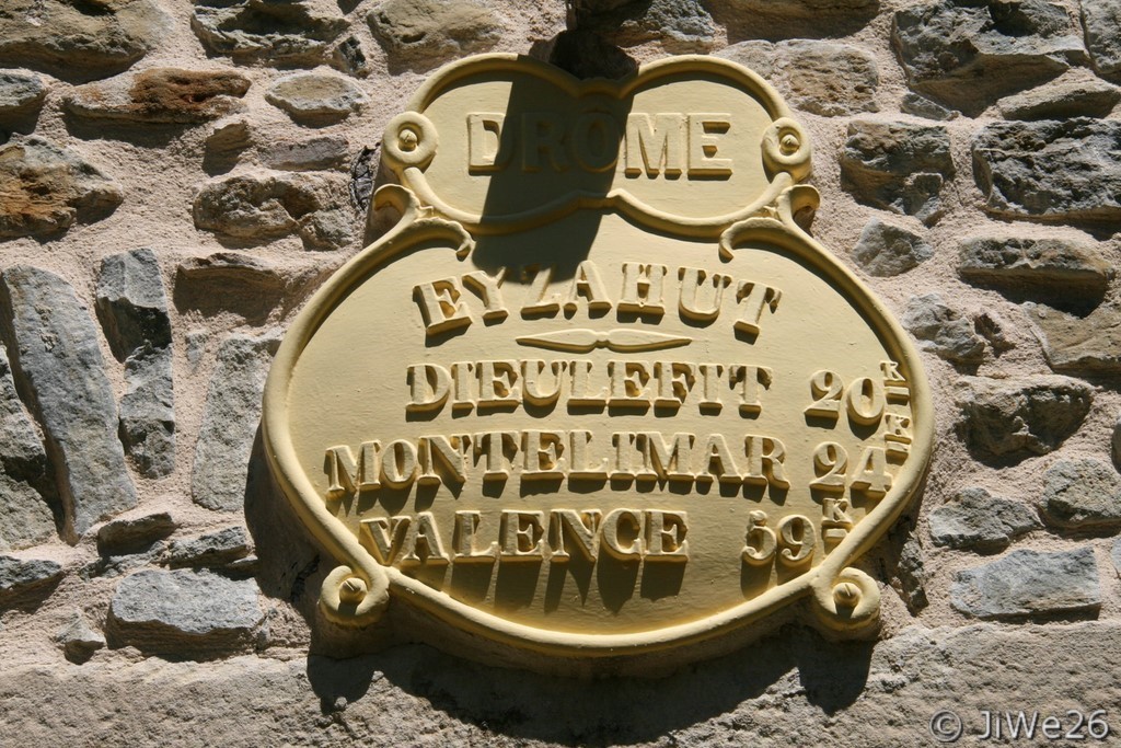 Une des nombreuses plaques de cocher que l'on peut encore rencontrer dans la région