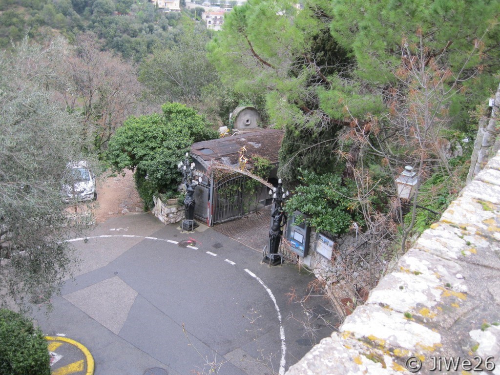 L'entrée au Château de la Chèvre d'Or vue d'en haut