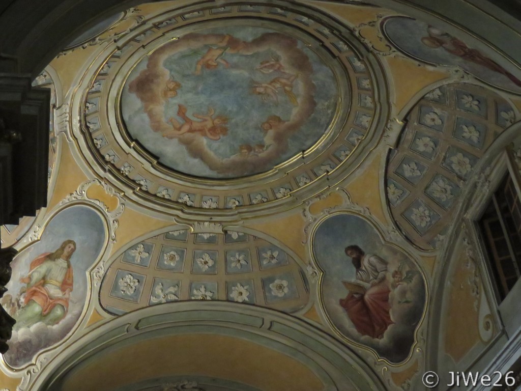 La fresque au plafond de l'église