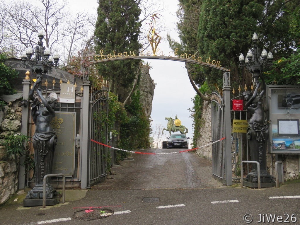 Entrée du Château de la Chèvre d'Or dont le rez de chaussée est transformé en ateliers d'artistes et en boutiques