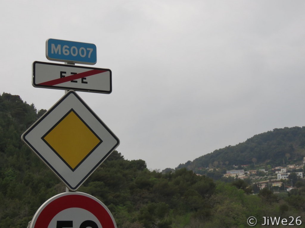 Nous quittons ce joli village perché en nid d'aigle au sommet d'une imposante et superbe falaise