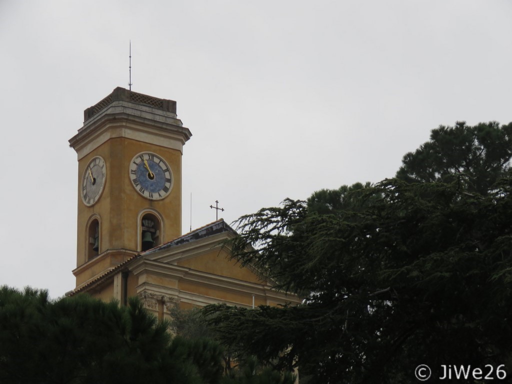Le clocher, édifié au XIXe siècle, carré, à deux étages, a été plusieurs fois frappé par la foudre qui a fait disparaître la coupole d’origine