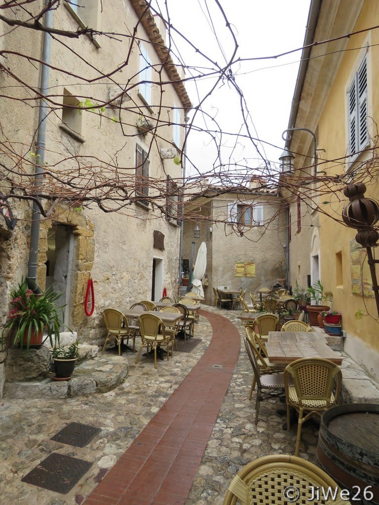 Jolie placette ombragée l'été