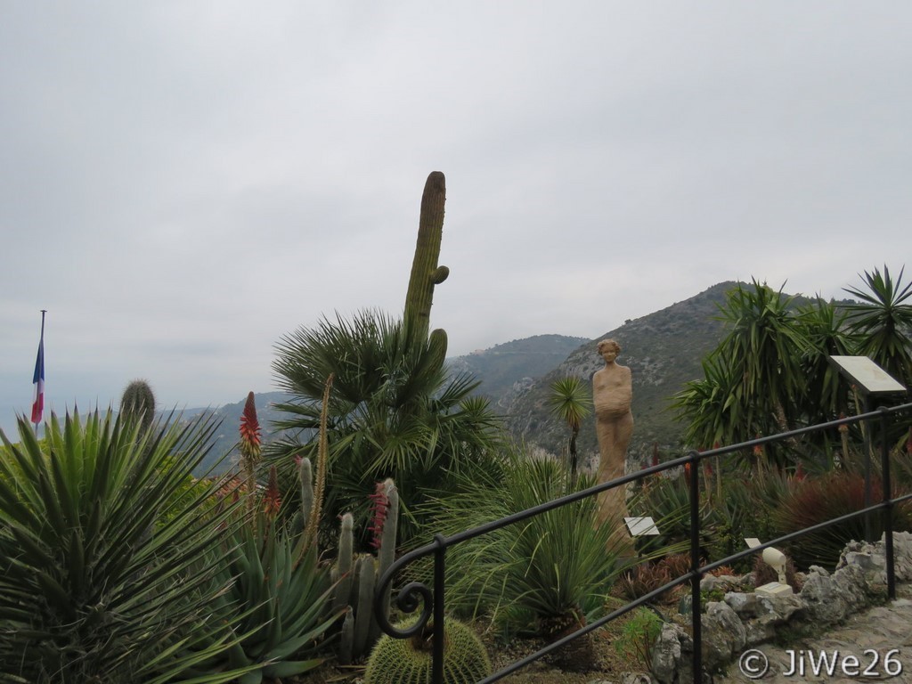 Il a été aménagé dans les ruines d'une ancienne forteresse médiévale