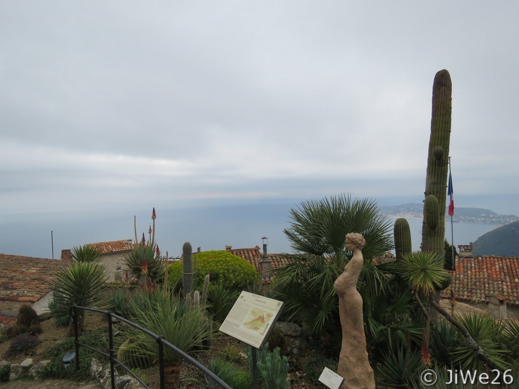 Les sculptures du jardin, compagnes silencieuses de notre visite sont l'oeuvre du sculpteur Jean-Philippe Richard