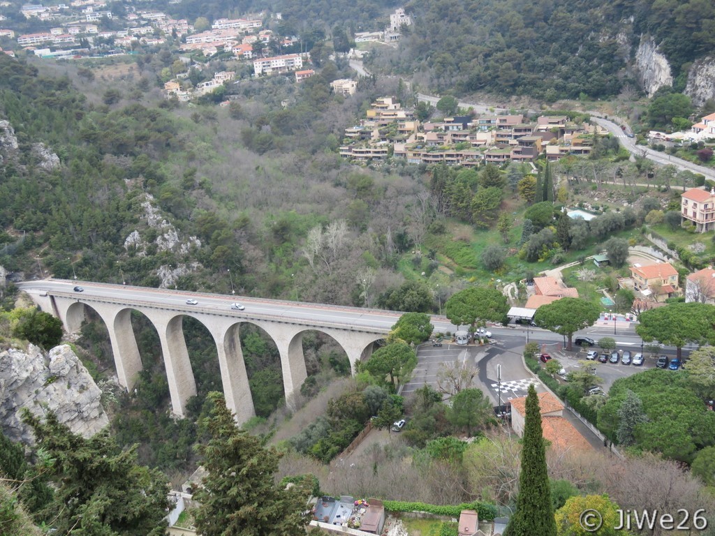 Vue sur le Viaduc d'Eze, dit le Pont du Diable depuis le jardin exotique
