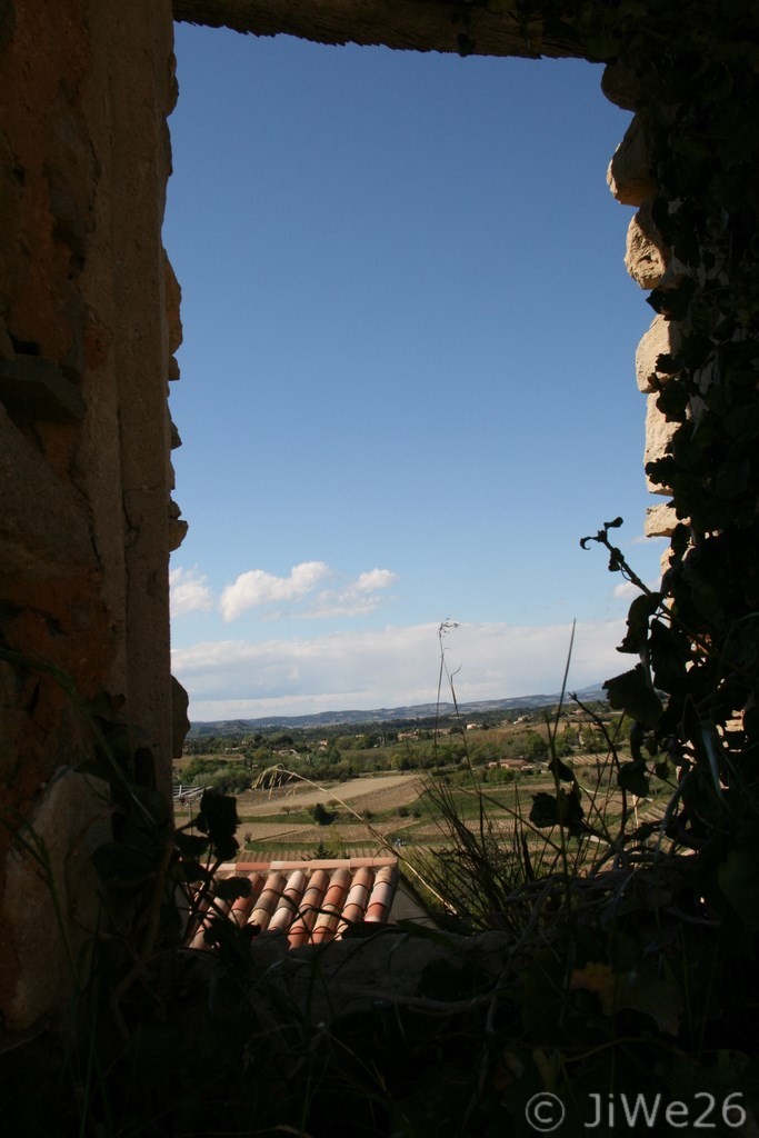 Vue sur la plaine depuis une fenêtre du château
