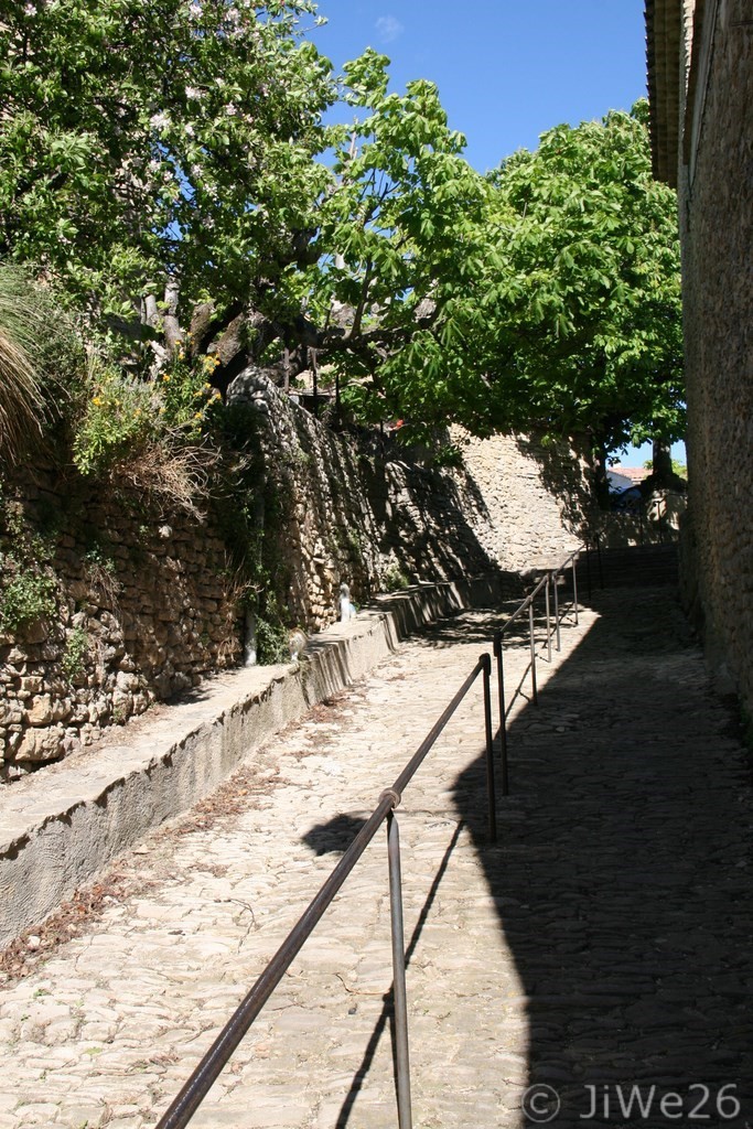 Rue Calade pavée avec des galets de rivière