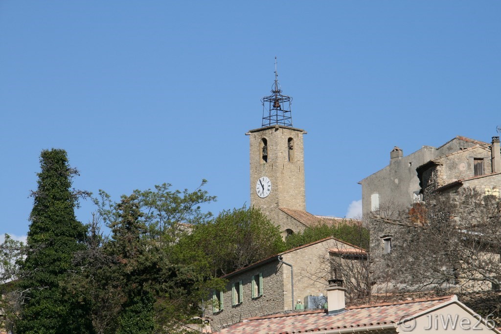 L'église depuis la Route de Mollans