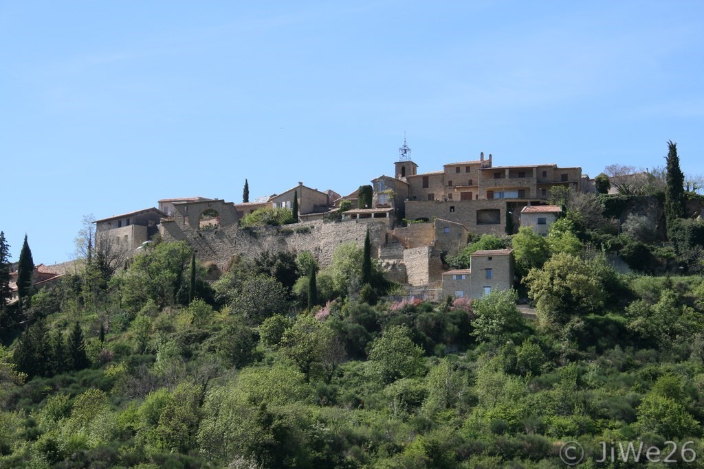 Le village depuis la Route de Mollans