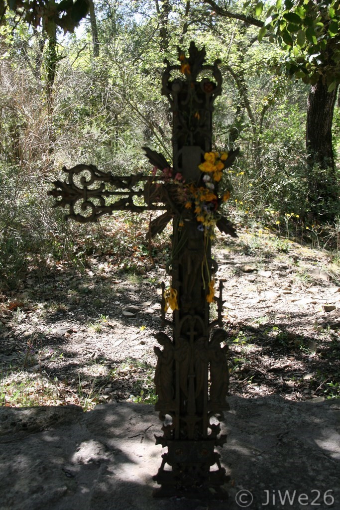 La petite croix en mauvais état