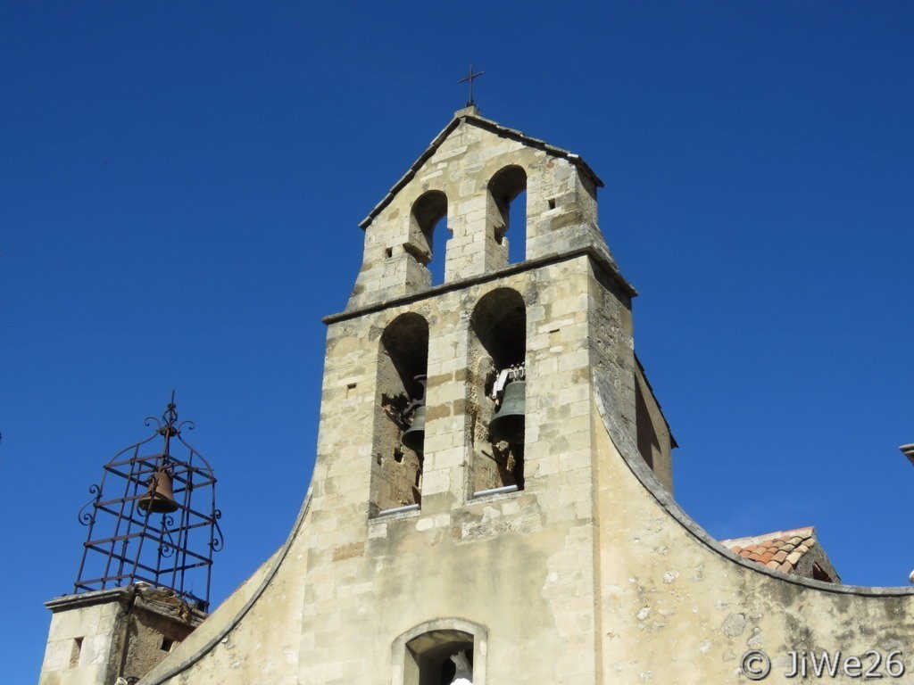 Clocher se termine en peigne, 2 piliers servant de beffroi avec campanile et cadran solaire
