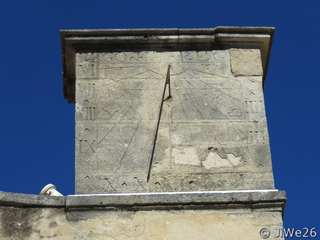 Cadran solaire sur l'un des deux piliers