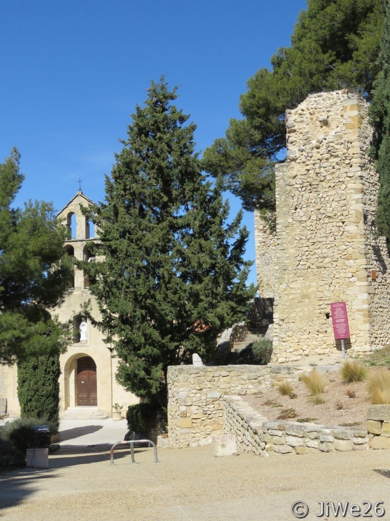 L'église à travers les pins et le coin des remparts