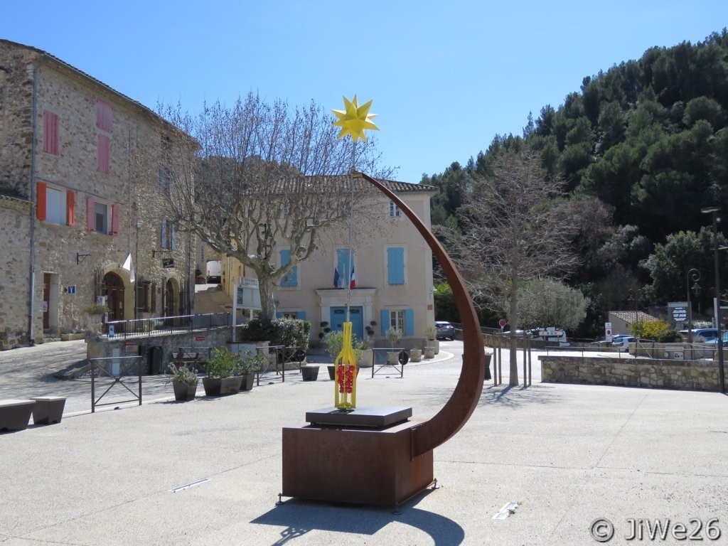 Sur cette même place Gabrielle Andéol, cette sculpture moderne