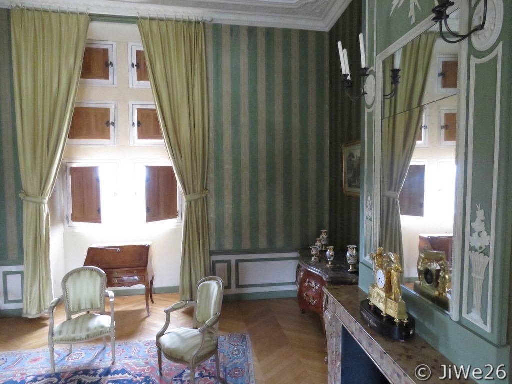  La pendule en bronze ciselé et doré est du 19e s. et le secrétaire en pente bâti en sapin est du 18e. Les fauteuils en cabriolet du 19e s. sont du style Louis XVI