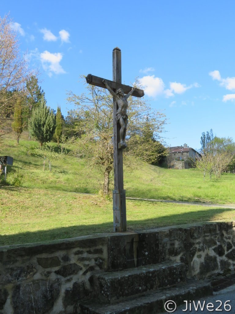 La croix située devant l'église